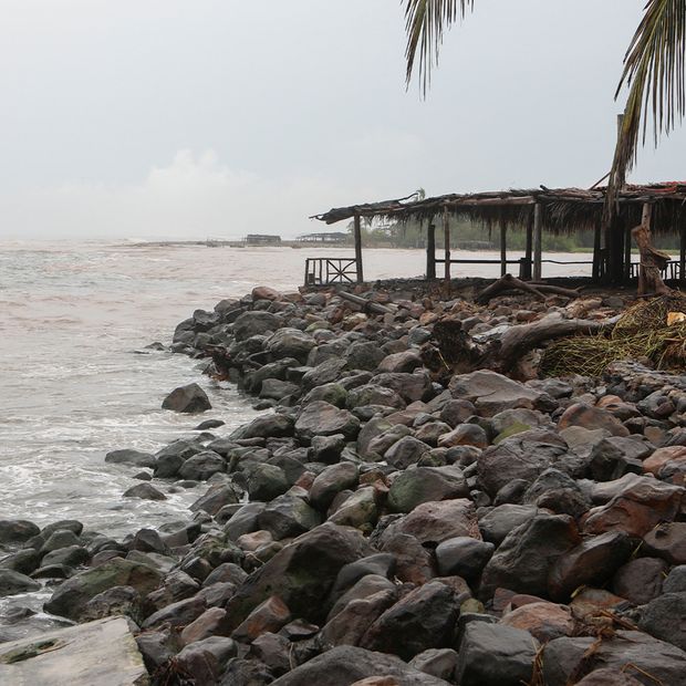 Paso de Trudy Cerca de la Costa de Michoacán en el Océano Pacífico.